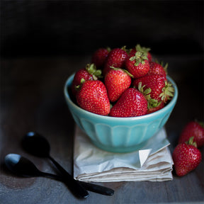 Fresh strawberry roots and bundles from Seascape brand, showcasing healthy green foliage and vibrant strawberry plants.